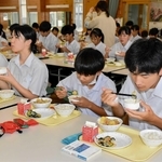 佐用高校生が育てたニワトリの卵「さよたま」を使った給食を食べる生徒ら＝佐用中学校