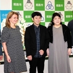 ル・ポン国際音楽祭の開幕を前に、記者会見で思いを語った樫本大進さん（中央）ら＝赤穂市中広