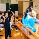 子どもたちの練習を見守る青木和磨さん（左から１人目）と中塚崇仁さん（同２人目）＝市川町下牛尾