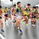 一斉にスタートを切る男女１区の選手たち＝上郡町苔縄