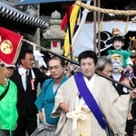 進んでは戻ってを繰り返しながら赤穂八幡宮を出発する頭人行列＝赤穂市尾崎