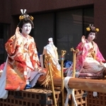 見物客らに手を振りながら神社へ向かう花嫁役＝神河町寺前