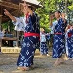足半草履を履いて踊る地元住民＝佐用町奥金近