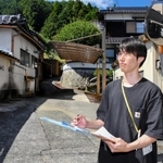 佐用町内の空き家調査を実施した谷村将也さん＝佐用町豊福