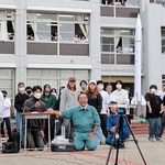 赤穂高校定時制の生徒らが作ったロケットを打ち上げる植松努さん（中央）ら＝赤穂市海浜町、赤穂高校