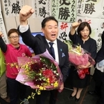 比例復活で当選し、支援者らと喜ぶ池畑浩太朗氏（中央）＝たつの市龍野町富永（撮影・辰巳直之）