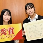 「兵庫のあっさりしらす丼」を考案した上田愛翔さん（左）と広居初奈さん＝山崎高校