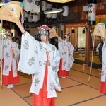 浦安の舞を披露する中学生たち＝佐用都比売神社