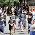 休日でにぎわう姫路セントラルパーク。訪日客の姿はほどんど見られない＝姫路市豊富町神谷