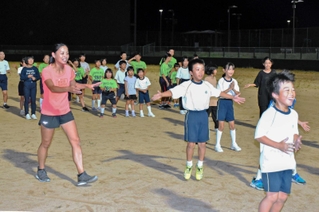 速く走る方法を指導する小林祐梨子さん（手前左）＝南光スポーツ公園