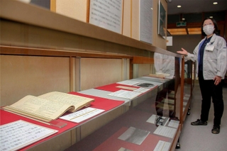 柳田国男の旅した足跡をたどることができる書籍や写真が並ぶ＝福崎町西田原