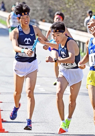 男子・龍野の２区山本達稀選手（左）からたすきを受け取る３区木村昇太選手＝丹波篠山市内（撮影・風斗雅博）