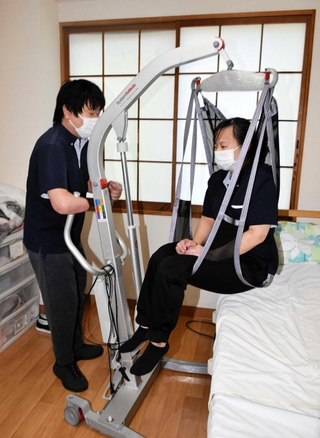 ベッドから自力で動けない入居者も簡単に運ぶことができる機械＝佐用町志文、サンホームみかづき
