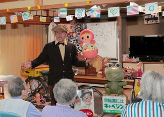 初の出張ボランティア企画で、高齢者施設のお年寄りらを喜ばせる赤穂玩具博物館の鈴原義経館長＝赤穂市坂越