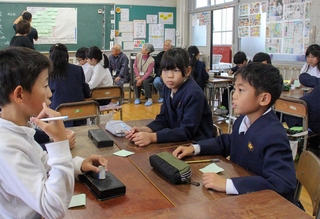 災害時、聴覚障害のある人にできるサポートを考える児童＝田原小学校