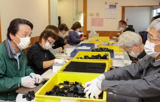 談笑しながら近隣の事業所から受けた電子部品の組み立て作業に取り組むメンバー＝神河町粟賀町