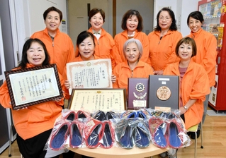 エコスリッパ製作が高く評価された宍粟市商工会女性部のメンバーたち＝宍粟市一宮町安積