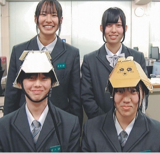 大地震に備え開発した防災ヘルメットと試作品をかぶる生徒たち＝相生産業高校