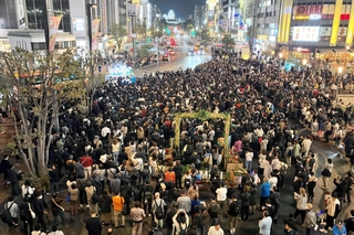 選挙期間中、斎藤元彦氏の街頭演説を聞く聴衆＝１１月１５日、ＪＲ姫路駅前（撮影・井上　駿）