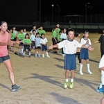 速く走る方法を指導する小林祐梨子さん（手前左）＝南光スポーツ公園