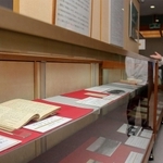 柳田国男の旅した足跡をたどることができる書籍や写真が並ぶ＝福崎町西田原
