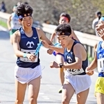 男子・龍野の２区山本達稀選手（左）からたすきを受け取る３区木村昇太選手＝丹波篠山市内（撮影・風斗雅博）