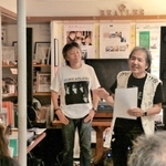 平和音楽祭で、ビートルズの曲を紹介するビートルズ文化博物館の岡本備館長（右）＝赤穂市加里屋
