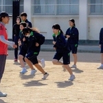 徳田さんから走りのフォームを教わる生徒＝福崎町福田