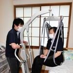 ベッドから自力で動けない入居者も簡単に運ぶことができる機械＝佐用町志文、サンホームみかづき