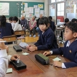 災害時、聴覚障害のある人にできるサポートを考える児童＝田原小学校