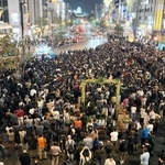 選挙期間中、斎藤元彦氏の街頭演説を聞く聴衆＝１１月１５日、ＪＲ姫路駅前（撮影・井上　駿）