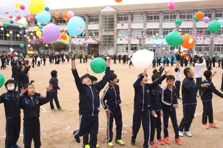 一斉に風船を飛ばす川辺小学校の児童＝市川町西川辺