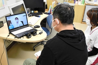 ビデオ通話でオンライン診療を受ける患者（手前）＝波賀診療所