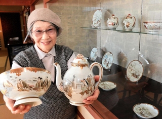 忠臣蔵の絵付けが施された洋食器を海外から集める桃井香子さん＝赤穂市御崎