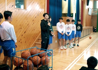 実技を通じてチームワークの大切さを教える松崎賢人さん（中央）＝双葉中学校
