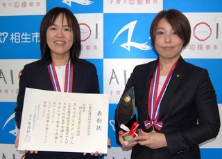 学校給食甲子園での受賞を報告した水谷あゆみさん（左）と森淑香さん＝相生市役所