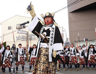 赤穂義士たちに囲まれ、勝ちどきを上げる大石内蔵助役の内藤剛志さん（中央）＝赤穂市加里屋（撮影・辰巳直之）