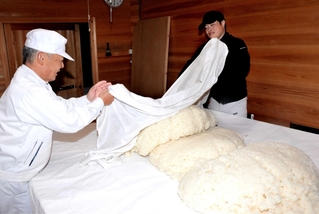 赤穂市唯一の酒蔵で、酒造りの全工程を担う社長の奥藤利文さん（左）と長男の勘さん＝赤穂市坂越、奥藤酒造