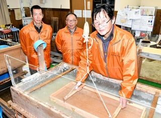 県文化賞を受けた皆田和紙保存会の山本幹雄会長（右）ら＝皆田和紙紙すき文化伝承館