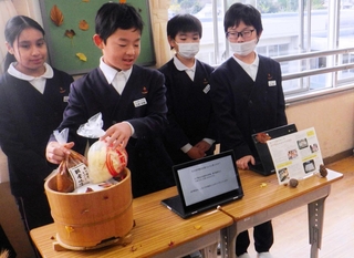 城下町のこうじ専門店で造られたみそについて発表する児童＝たつの市龍野町上霞城（龍野小学校提供）