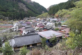 災害時、孤立する恐れのある関地区。山に囲まれた地域で７世帯が暮らす＝姫路市安富町関（撮影・辰巳直之）