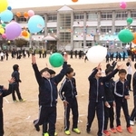 一斉に風船を飛ばす川辺小学校の児童＝市川町西川辺