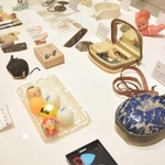 ピンポン球やギターピックなど、世界初のプラスチック「セルロイド」を加工して作られた日用品。薬品の洗浄工程に揖保川の水が使われた＝ダイセル異人館