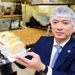 米国で人気のスイスロール（ロールケーキ）を手にする田口翔一副社長＝相生市陸東汐見塚