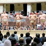 地元小学生の質問に答える幕内力士たち＝品川リフラ赤穂市民総合体育館