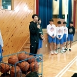 実技を通じてチームワークの大切さを教える松崎賢人さん（中央）＝双葉中学校