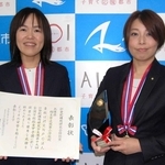学校給食甲子園での受賞を報告した水谷あゆみさん（左）と森淑香さん＝相生市役所