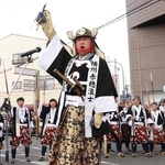 赤穂義士たちに囲まれ、勝ちどきを上げる大石内蔵助役の内藤剛志さん（中央）＝赤穂市加里屋（撮影・辰巳直之）