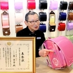 ランドセルに施した安全対策を解説するセイバンの福田彰彦さん＝たつの市龍野町片山