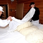 赤穂市唯一の酒蔵で、酒造りの全工程を担う社長の奥藤利文さん（左）と長男の勘さん＝赤穂市坂越、奥藤酒造